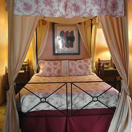 Sleeps 4 Pool Wifi Apartment